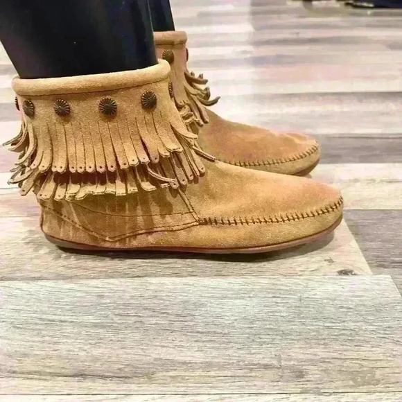 Minnetonka Moccasin, Double Fringe Side Boot, Sz. 9.5 - Picture 4 of 9